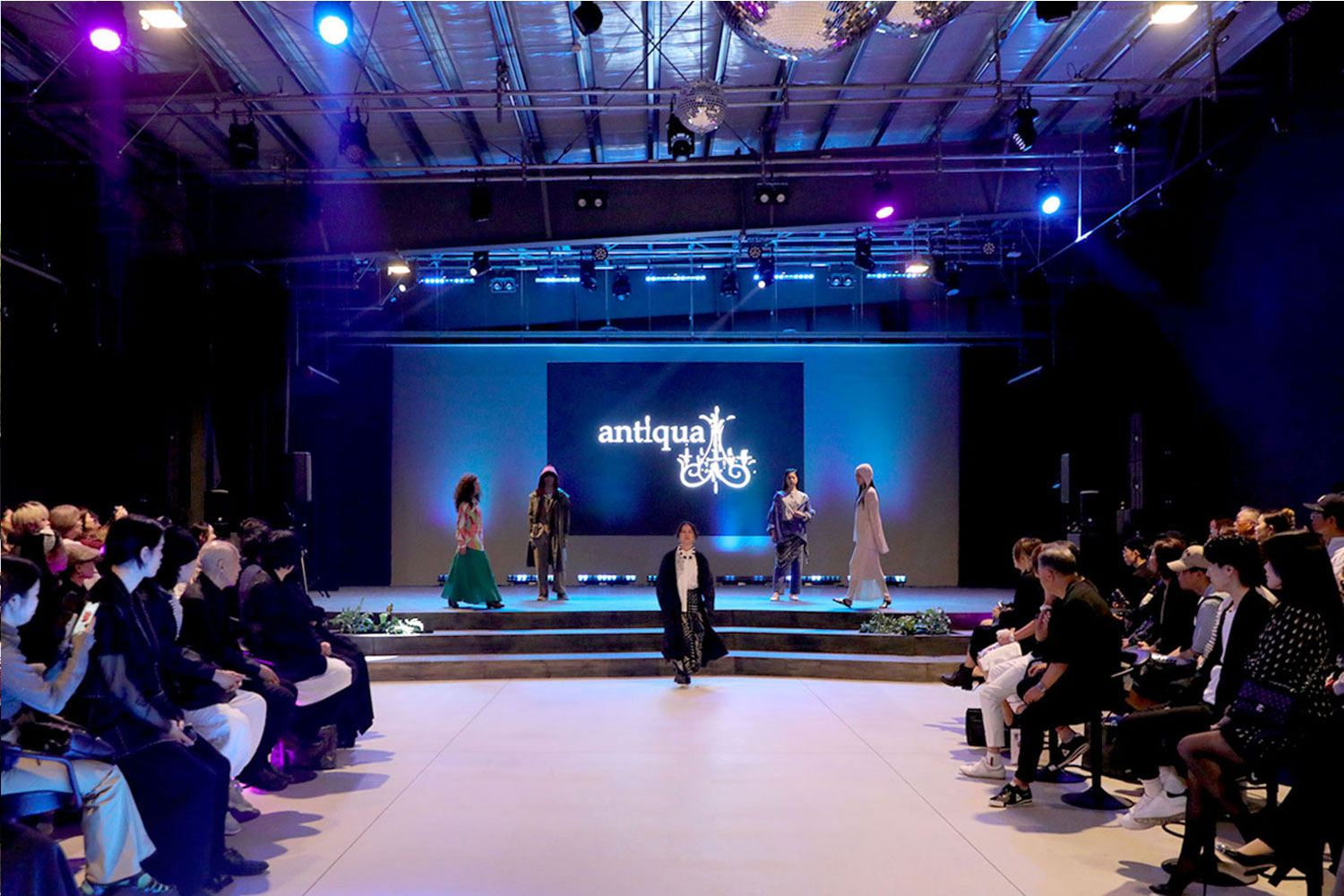 whatawon フロアディスコホールファッションショー写真