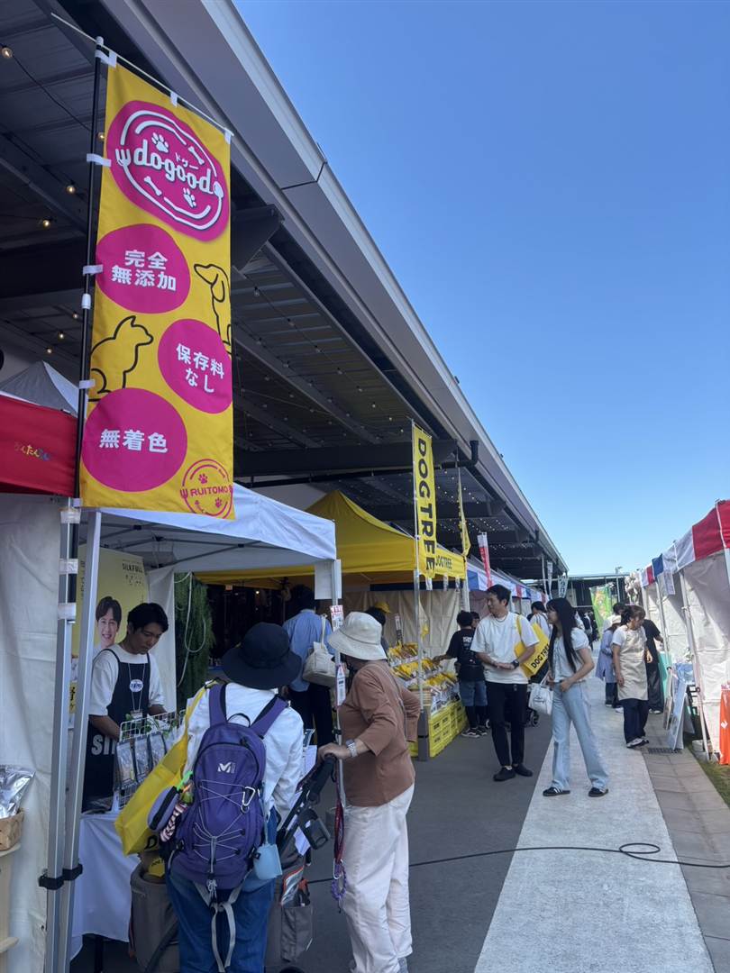 ワンちゃん用品の出店ブースが並ぶ通り