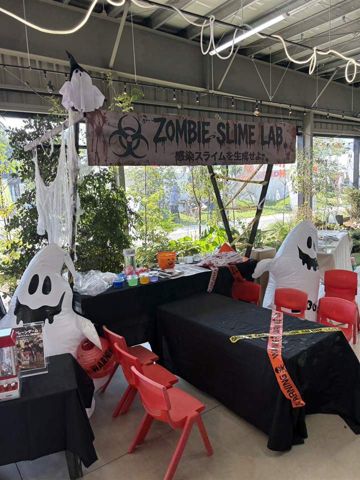 ハロウィン仕様に飾られた館内